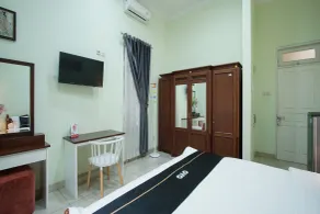 Just 11 Boutique Syariah Mitra RedDoorz near UGM Yogyakarta - Room