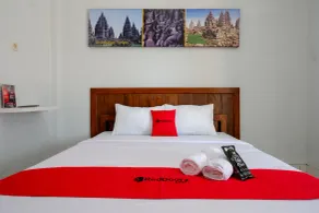 RedDoorz near Padang Golf Adisucipto - Habitación