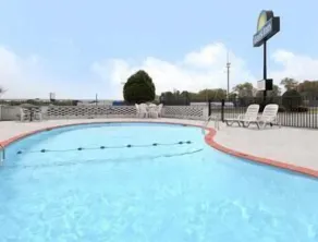 Days Inn by Wyndham Jacksonville - Piscine