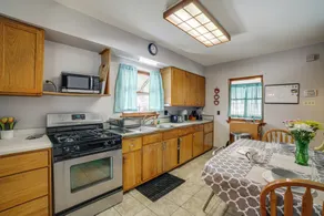 Spacious & Peaceful Suburban Home in Lansing! - Intérieur