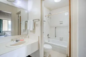  Travelers Inn By OYO, Templeton VA - Salle de bain