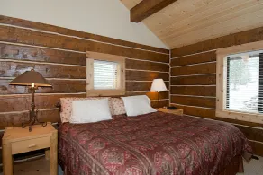 True Grit Adventure by KABINO Dogs OK FirePit Satellite WiFi Sleeper Sofa Perfect Location Rustic Modern - Værelse