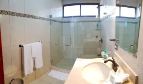 Green Forest Rustic Houses - Bathroom