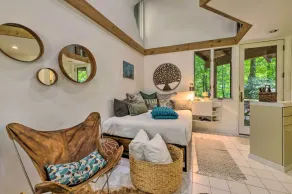 Tree-lined Robbinsville Studio, Near Trails! - Værelse