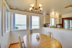 NY! Coastal Smith River Cottage med havsutsikt! - Interiör