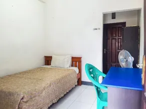 SPOT ON 93997 Sutangkas Kost - Chambre