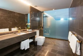 Eatons Hill Hotel - Bathroom