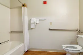 HomeTowne Studios by Red Roof Denver - Lakewood West - Casa de banho