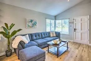 Sunny Orange County Abode w/ Fire Pit & Backyard! - Intérieur