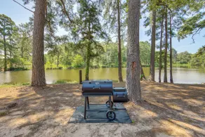 Quitman Lakefront Cabin w/ Screened Porch & Grill! - Innvendig