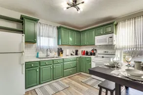 Close to Camden Clark: Central Parkersburg Condo - Interiör