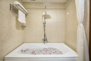 Lavender Riverside Hotel - Bathroom