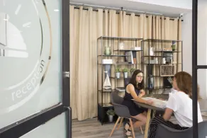 Dans l'appartement, les clients disposent de 3 chambres doubles, d'un canapé-lit double, de deux salles de bains avec douche et d'une cuisine vitrée entièrement équipée.De plus, la maison dispose d'une connexion Wi-Fi gratuite, d'une Smart TV, d'un - Réception