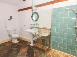 Rainbow Cottage - Bathroom