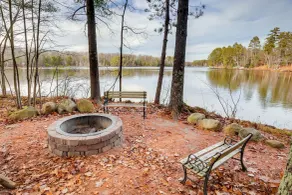 Lakefront Rhinelander Cabin w/ Dock & Fire Pit! - Interni