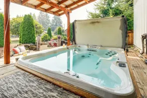 Ranch Suite w/ Hot Tub! Couples Stay in La Center - Innvendig