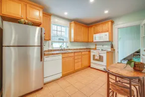 Walk to Beach: Dog-friendly Ventnor City Retreat! - Innvendig