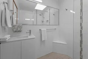 Sapphire Waters Motor Inn - Bathroom
