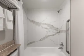 Days Inn by Wyndham Harrisonburg - Salle de bain