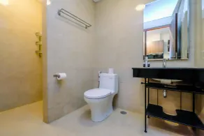 Good Deal and Strategic 1BR L'Avenue Apartment By Travelio - Baño