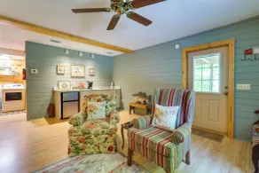 Cozy Creekside Cabin w/ Fire Pit & Views! - Interiør