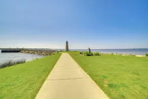 Walk to Waterfront: Michigan Retreat w/ Game Room - Innvendig