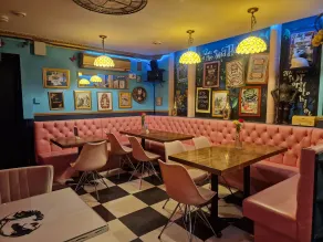 The Mad Hatter's Guestrooms - Restaurant
