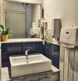 Peking Garden Youth Hostel-Houhai&Nanluoguxiang&Drum tower-Cafe&Bar&Movie night&Social area&Rooftop - Bathroom