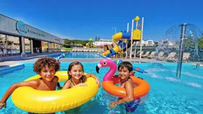 SOLEO Family Resort - domki w Rewalu 3 min od Morza - 3 Baseny, 5 Jacuzzi, Sauna, ANIMACJE, Małpi Gaj, 3 Sale Zabaw, 4 Place Zabaw, 2 Restauracje - Piscina