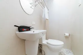 RedDoorz @ Ledesco Avenue Lapaz Iloilo - Salle de bain