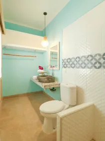 OYO 2896 Uma Menuh Guest House Near Pantai Keramas - Baño
