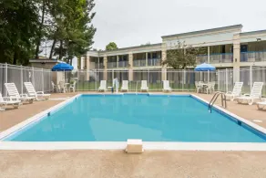 Days Inn by Wyndham Fredericksburg North - Piscine