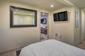 Ideally Located Oakland Home w/ Private Yard! - Innvendig