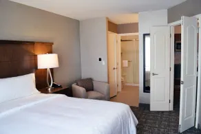 Staybridge Suites - Red Deer North by IHG - Chambre