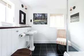 The Queen's Arms - Bathroom