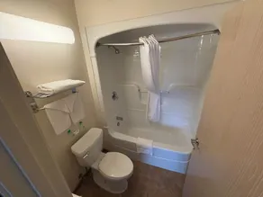 London Travel Inn - Bathroom
