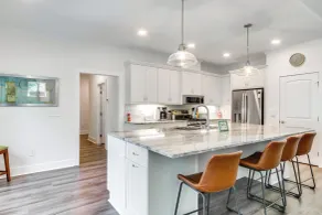 Lakefront Mccormick Retreat w/ Patio & Views - Innvendig