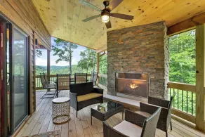 Hot Tub + Views! Creekside Blue Ridge Mtn Escape - Interni