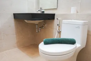 South Tower 2BR at L'Avenue Apartment - Badrum
