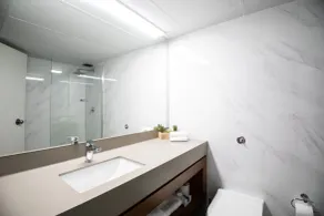 Madison Capital Executive Apartments - Bathroom