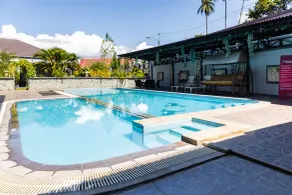 RedDoorz Premium @ Sea Residence Manado - Pool