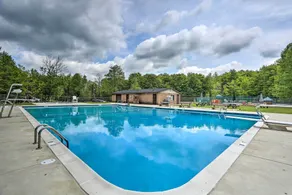 1 Mi to Arrowhead Lake: Pocono Home w/ Fire Pit - Innvendig