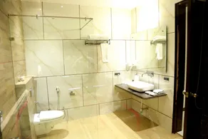 Hotel The Royal Bharti - Bathroom