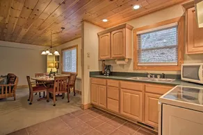 North Carolina Abode - Hot Tub, Foosball & Grill! - Interiör