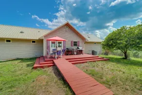 Spacious Yellville Retreat w/ Deck & Balcony - Interiør