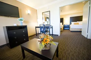 Hotel d'Lins Ontario Airport - Habitación