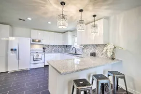 Waterfront Lake Home w/ Deck - New Renovations! - Interiør