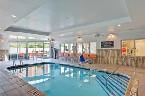 Courtyard by Marriott Long Island Islip/Courthouse Complex - Piscine