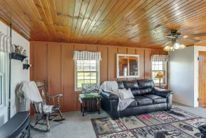 Quiet Shiloh Retreat w/ Spacious Yard & Fireplace! - Interiør