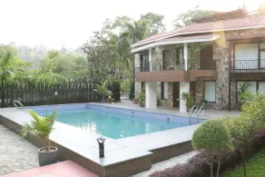 Pleasant Tree Hotels - Luxury Stay Amidst Nature - Pool